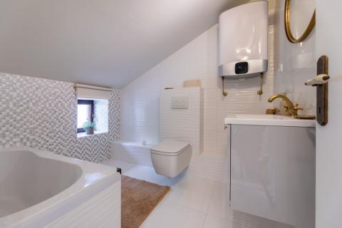 Draga Bašćanska - uređena kamena kuća u nizu s okućnicom