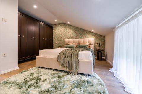 Draga Bašćanska - uređena kamena kuća u nizu s okućnicom