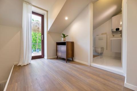 Draga Bašćanska - uređena kamena kuća u nizu s okućnicom