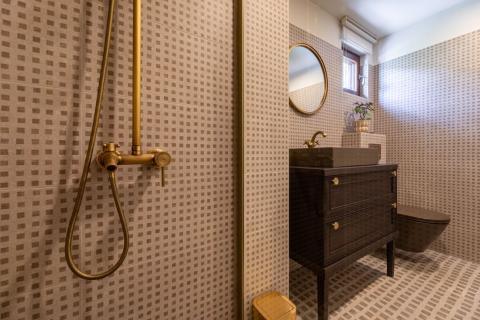 Draga Bašćanska - uređena kamena kuća u nizu s okućnicom