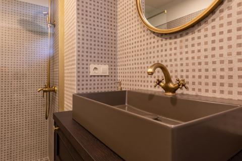 Draga Bašćanska - uređena kamena kuća u nizu s okućnicom