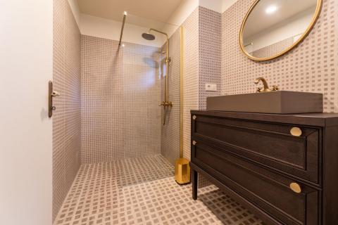 Draga Bašćanska - uređena kamena kuća u nizu s okućnicom