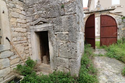 TINJAN-dvije kamene kuće za renovaciju