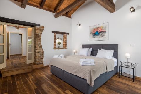 TINJAN - Kamena vila sa bazenom