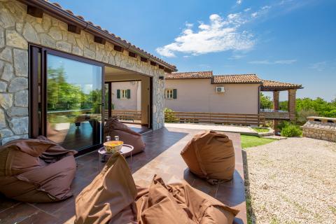 TINJAN - Kamena vila sa bazenom