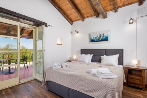 TINJAN - Kamena vila sa bazenom