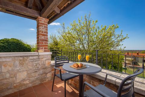 TINJAN - Kamena vila sa bazenom