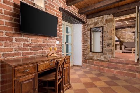 TINJAN - Kamena vila sa bazenom