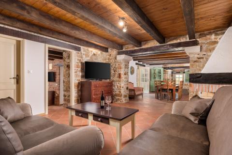 TINJAN - Kamena vila sa bazenom