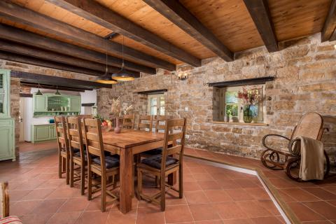 TINJAN - Kamena vila sa bazenom