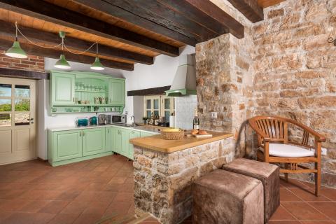 TINJAN - Kamena vila sa bazenom