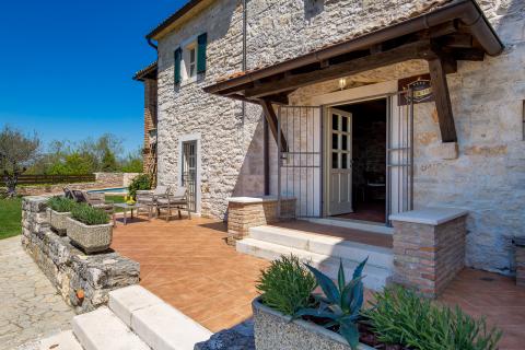 TINJAN - Kamena vila sa bazenom