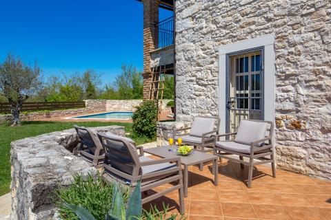 TINJAN - Kamena vila sa bazenom