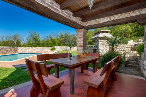 TINJAN - Kamena vila sa bazenom