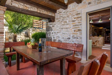 TINJAN - Kamena vila sa bazenom