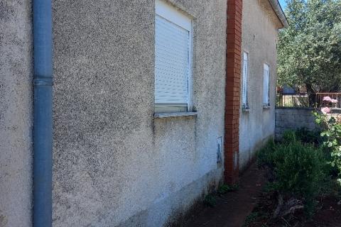 Istra,Pula predgrađe-kuća s dvorištem