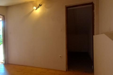 Istra,Pula predgrađe-kuća s dvorištem