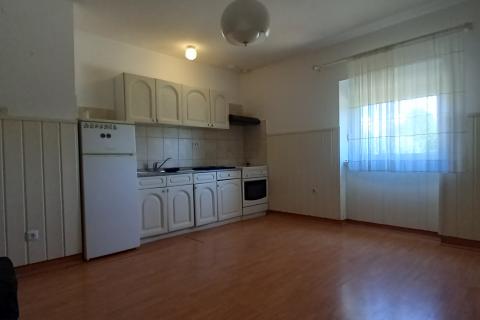 Istra,Pula predgrađe-kuća s dvorištem