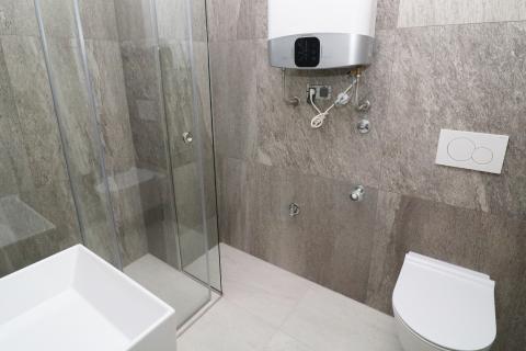 POREČ, centar- moderan stan s garažom