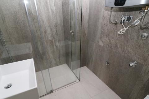 POREČ, centar- moderan stan s garažom