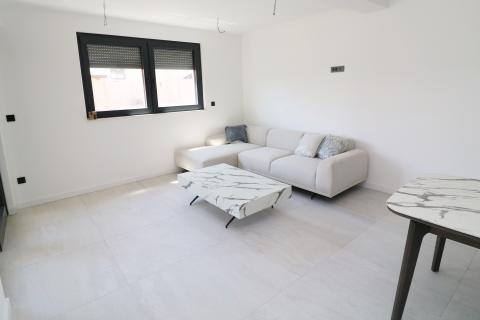 POREČ, centar- moderan stan s garažom