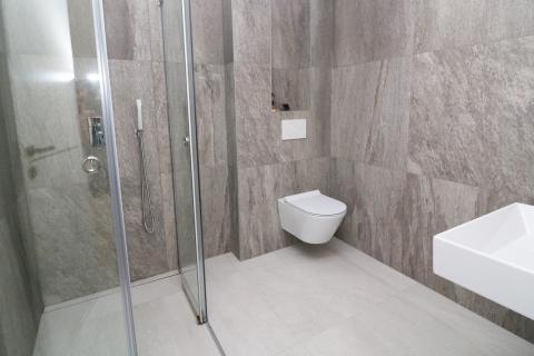 POREČ, centar- moderan stan s garažom