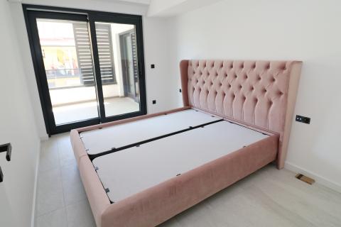 POREČ, centar- moderan stan s garažom