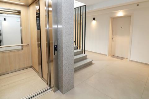 POREČ, centar- moderan stan s garažom