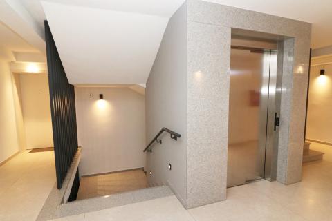 POREČ- stan s garažom u centru