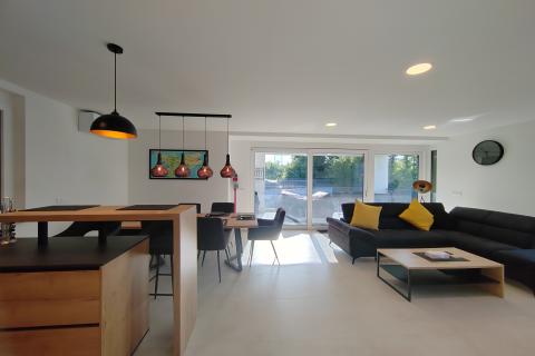 OTOK KRK-MALINSKA,ekskluzivni apartman 300 metara do mora  i plaže