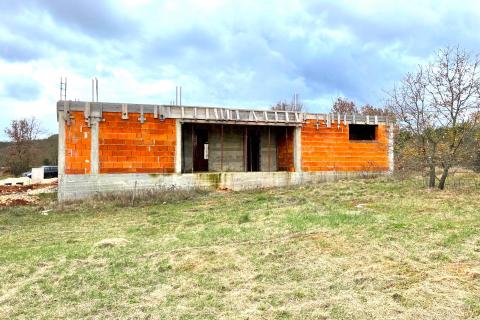 Rovinj,9km,započeta novogradnja prostrane prizemnice