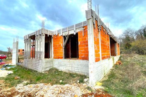 Rovinj,9km,započeta novogradnja prostrane prizemnice