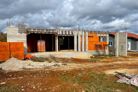 Rovinj,9km,započeta novogradnja prostrane prizemnice