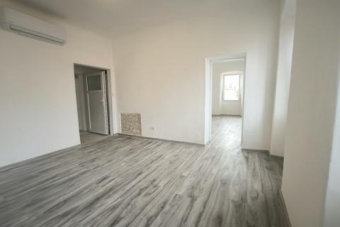 PULA, CENTAR, stan u strogom centru