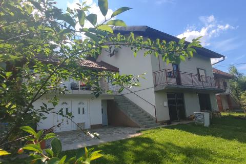 Lika,Donji Lapac,novouređena kuća,blizina rijeke Une