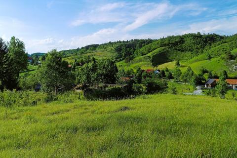 Ogulin , Modruš - Građevinsko - poljoprivredni teren sa ruševinom