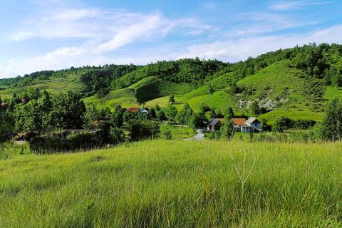 Ogulin , Modruš - Građevinsko - poljoprivredni teren sa ruševinom