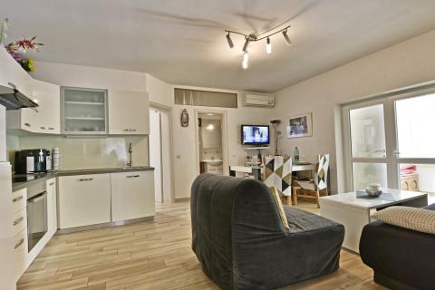 Istra, Poreč, apartmanska kuća s 5 stambenih jedinica i bazenom