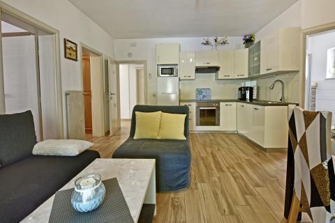 Istra, Poreč, apartmanska kuća s 5 stambenih jedinica i bazenom