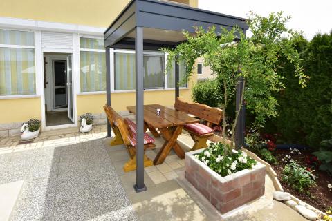 Istra, Poreč, apartmanska kuća s 5 stambenih jedinica i bazenom