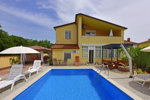 Istra, Poreč, apartmanska kuća s 5 stambenih jedinica i bazenom