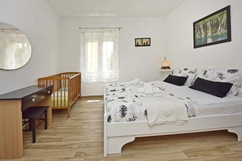 Istra, Poreč, apartmanska kuća s 5 stambenih jedinica i bazenom