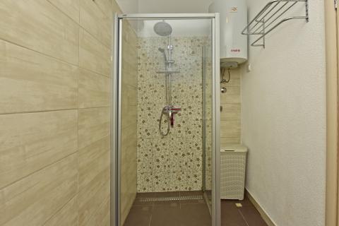 Istra, Poreč, apartmanska kuća s 5 stambenih jedinica i bazenom