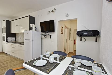 Istra, Poreč, apartmanska kuća s 5 stambenih jedinica i bazenom