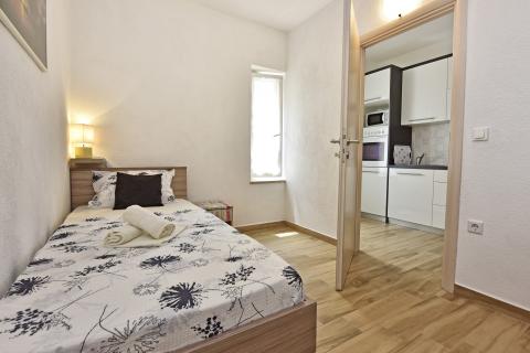 Istra, Poreč, apartmanska kuća s 5 stambenih jedinica i bazenom