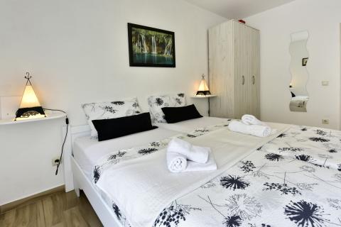 Istra, Poreč, apartmanska kuća s 5 stambenih jedinica i bazenom