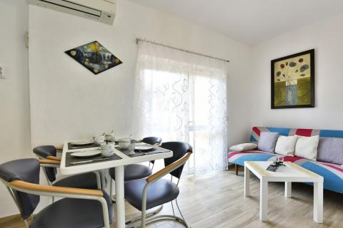 Istra, Poreč, apartmanska kuća s 5 stambenih jedinica i bazenom