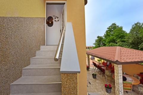 Istra, Poreč, apartmanska kuća s 5 stambenih jedinica i bazenom