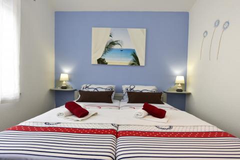 Istra, Poreč, apartmanska kuća s 5 stambenih jedinica i bazenom