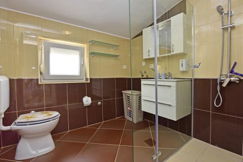 Istra, Poreč, apartmanska kuća s 5 stambenih jedinica i bazenom